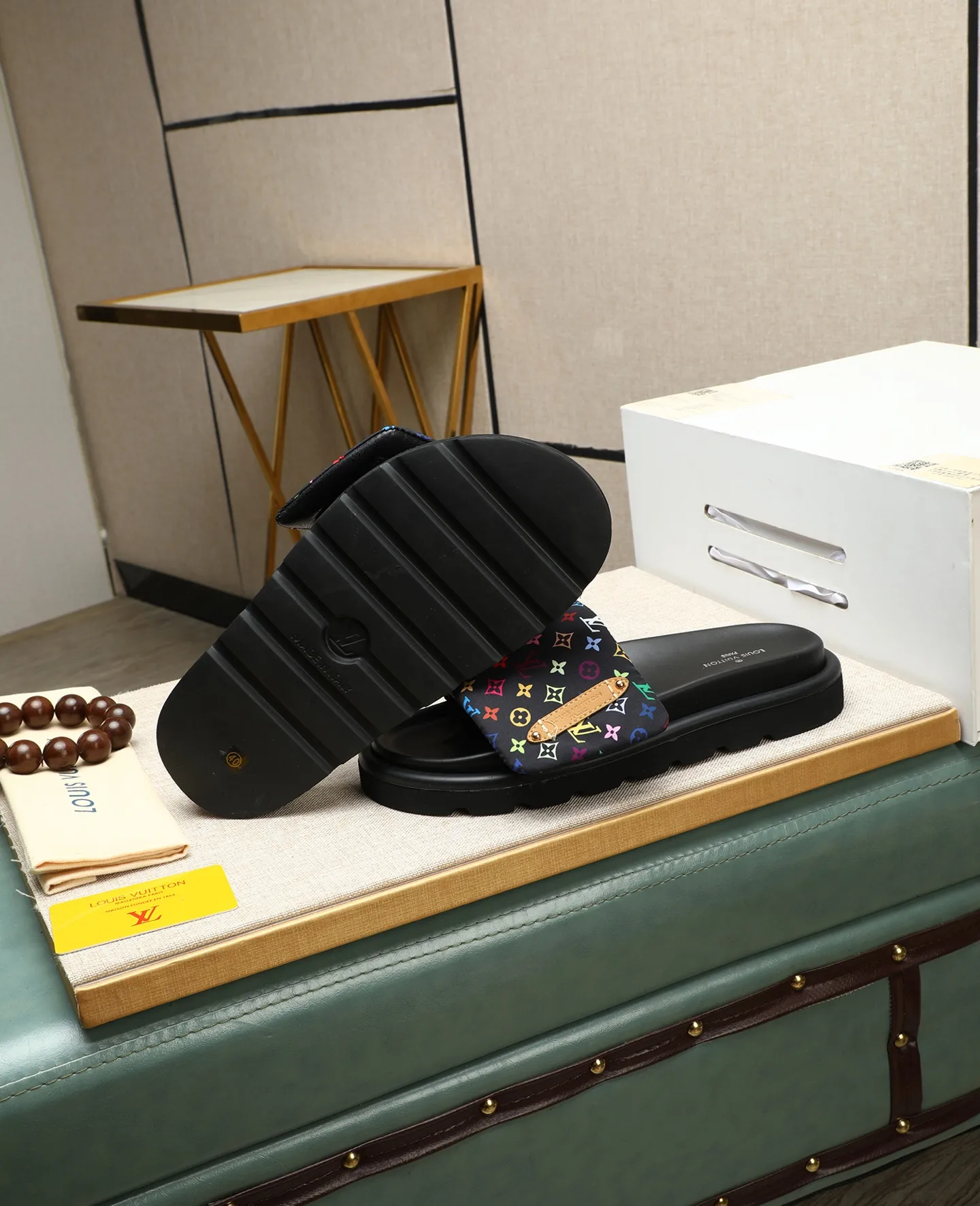 Factory price 360 ​​🐢🐢Men's shoes for couples, with drawer box [LOUIS VUITTON] Louis Vuitton, the latest LV official website printed wallet and men's and women's slippers 🔥🔥🔥 are now on the market. The drawer box is packaged with cloth bags and cards. The upper pattern looks very soft and waxy, and is a super versatile leg slimming tool. Fabric: Imported denim/down silk cotton embossed, LV hardware LOGO, official website pattern printing, lining: water-dyed sheepskin down filling, comfortable to wear, feet: high-elastic PU water platform. Sole: foam sole, heel height: about 5cm. Code number 36-44, (35 45 customized)